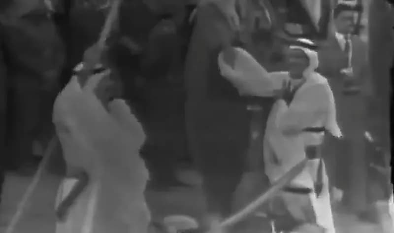 الملك عبدالله والملك سلمان أثناء أداء العرضة النجدية .. فيديو