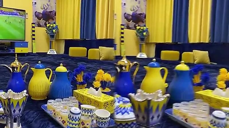 مشجع يعبر عن حبه للنصر بتصميم مجلسه بألوان وشعار النادي..فيديو