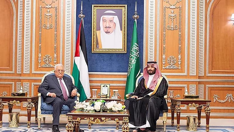 سمو ولي العهد يستقبل رئيس دولة فلسطين