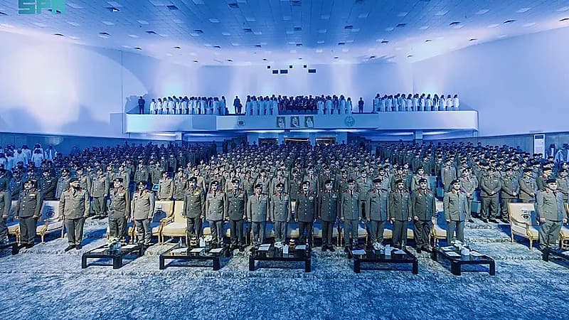 مدير الأمن يشهد تخريج (334) خريجًا من الدورة التأهيلية الـ (53) للضباط الجامعيين .. فيديو