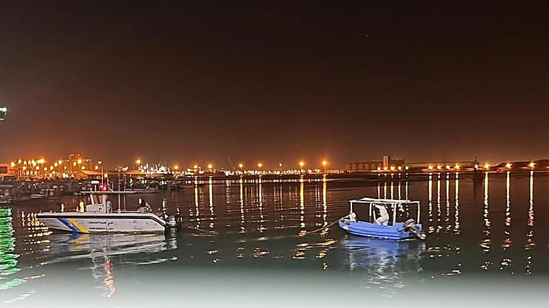 حرس الحدود يُنقذ مواطنين تعطلت واستطهما البحرية في عرض البحر