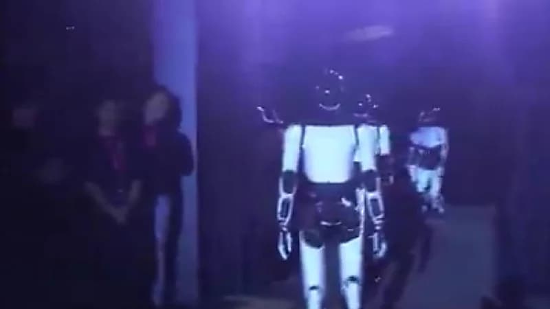 إيلون ماسك يكشف عن روبوت يقوم بعمل الخادم المنزلي ومربي الأطفال .. فيديو