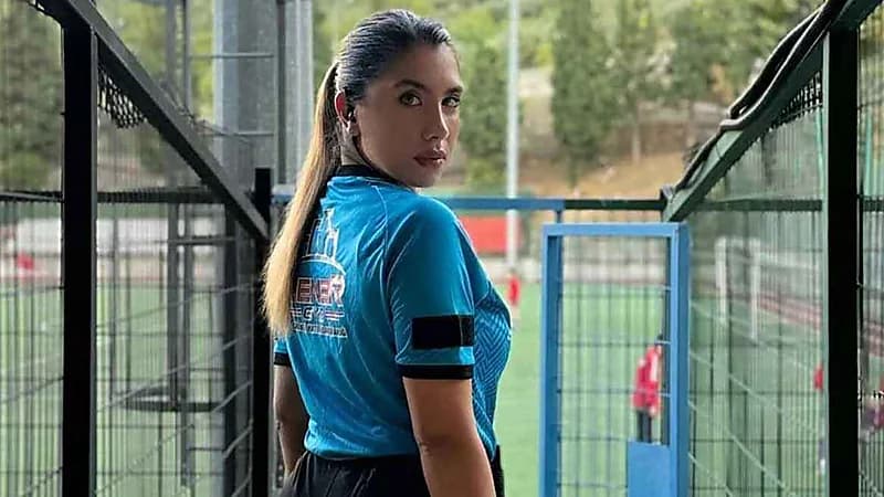 أردا غولر يظهر مع الحكمة"إليف كارا أرسلان" بعد فوز منتخب بلاده على أيسلندا