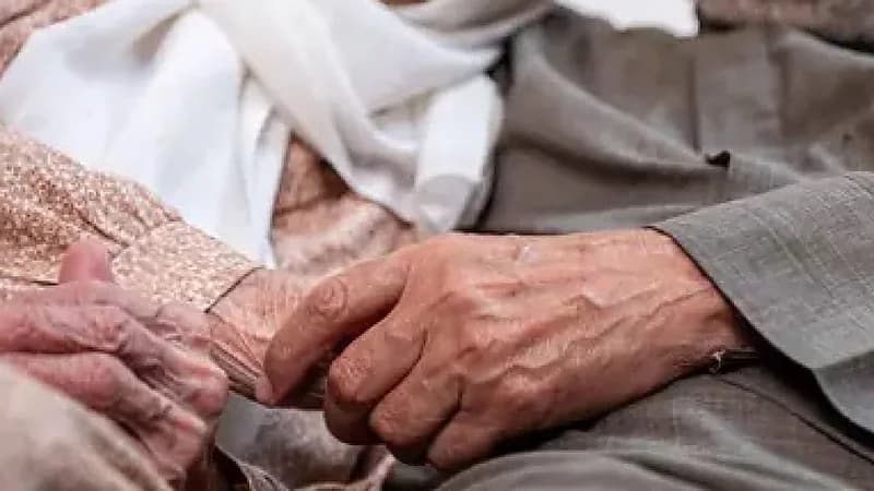 عجوز تفارق الحياة بعد ساعات من رحيل زوجها حزنًا عليه