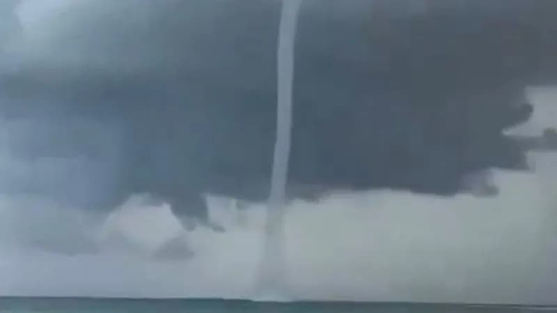 تشكل شاهقة مائية على شواطئ جازان .. فيديو