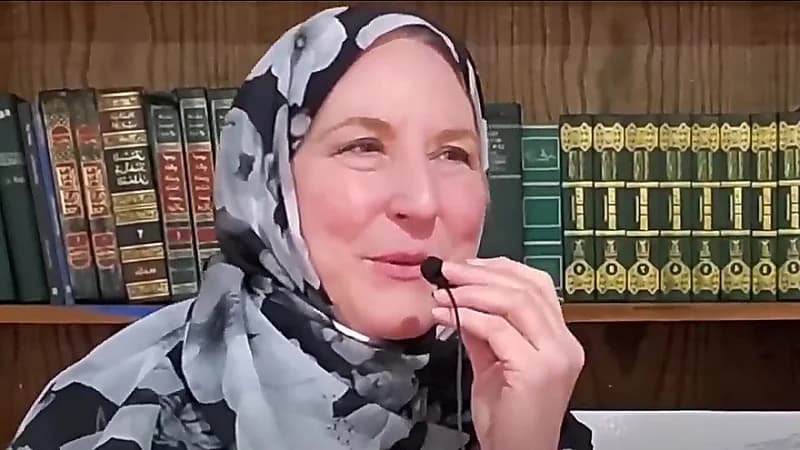 حاولت تنصير السعوديين .. ثم عادت لأمريكا وأعلنت إسلامها.. فيديو