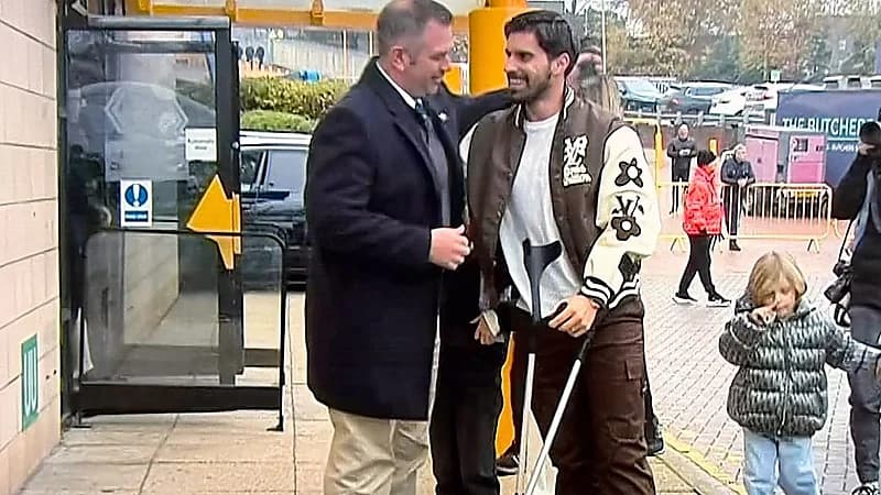 أول ظهور لـ نيفيز بالعكاز عقب الإصابة .. صورة