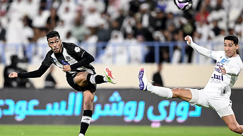 حكم مباراة الأخدود لـ مصعب الجوير: روح شوف القانون ثم تكلم .. فيديو