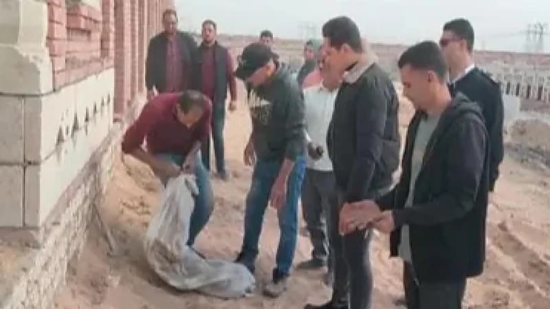 مشهد لإزالة مقابر وجثث متناثرة يثير جدلاً واسعاً.. فيديو