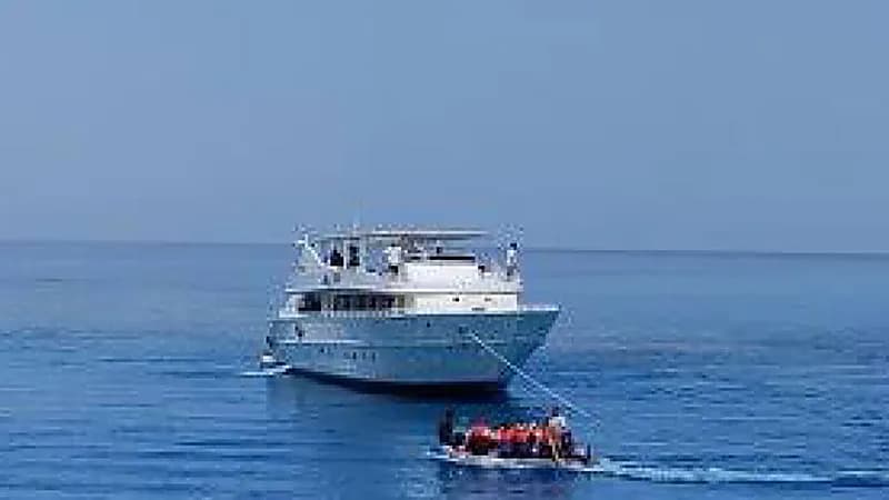 إنقاذ 25 سائحاً بعد تعرّض مركب سفاري لخطر الغرق