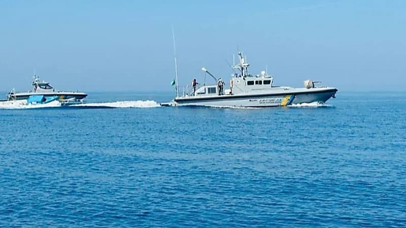 إنقاذ 3 مقيمين انقلبت واسطتهم البحرية في عرض البحر