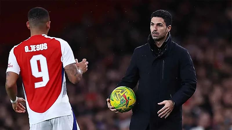 أرتيتا يضحك ويتجنب الرد على سؤال محرج عن حمل زوجات لاعبي آرسنال