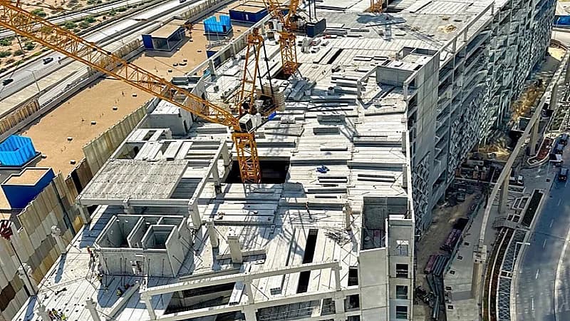 تكسية مواقف السيارات في مركز الملك عبدالله المالي ..صور