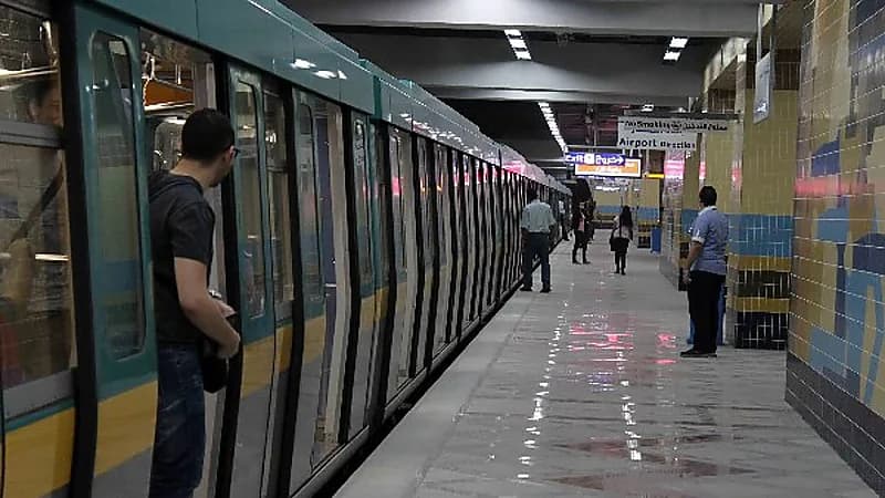 مصري يتجرد من ملابسه داخل محطة مترو