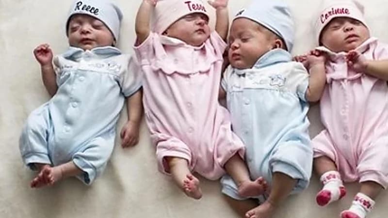 امرأة تُنجب 4 توائم على مجموعتين متطابقتين