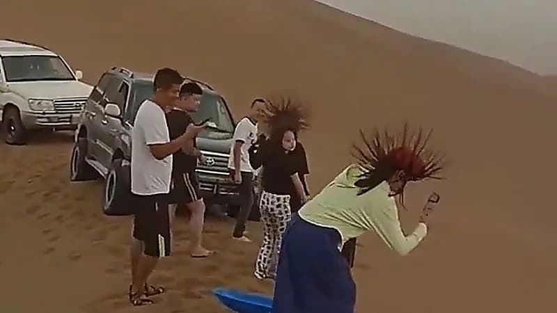 فتيات يتفاجئن بشعرهن منتصب في الهواء والمسند يحذر.. فيديو