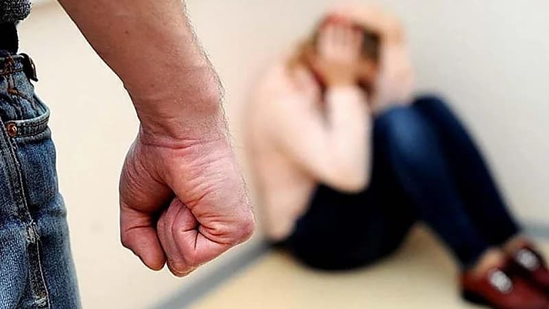 زوج استأجر مأجوراً " أحول" للانتقام من زوجته فشوه وجّه ابنته