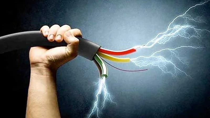 أب يعاقب أطفاله بالصعق الكهربائي بعد رسوبهم في الامتحان