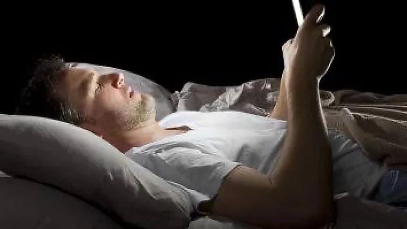 اخصائي : السهر مثل الفأس التي تضرب كافة أعضاء الجسم ..فيديو