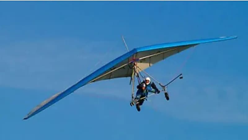 طالب يصل إلى قاعة الامتحان باستخدام الطيران الشراعي.. فيديو