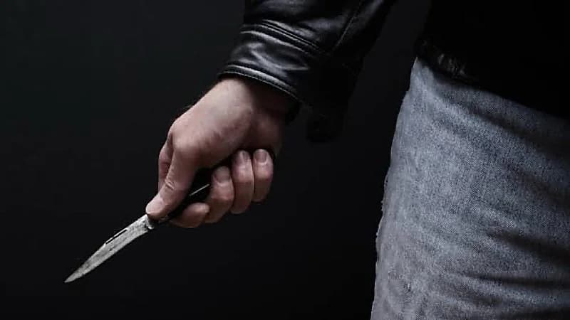 ابنة تطعن والدتها في رأسها وتفر هاربة