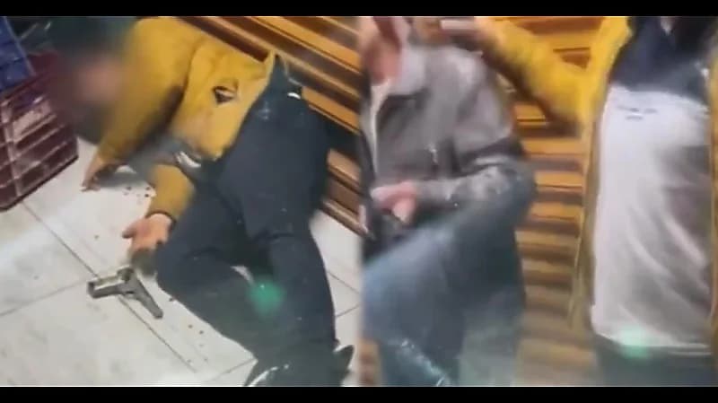 مزاح أصدقاء يسفر عن إطلاق شاب النار على نفسه بالخطأ .. فيديو