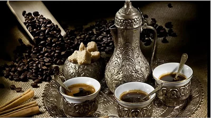 اخصائي تغذية يكشف عن فوائد مذهلة للقهوة العربية.. فيديو