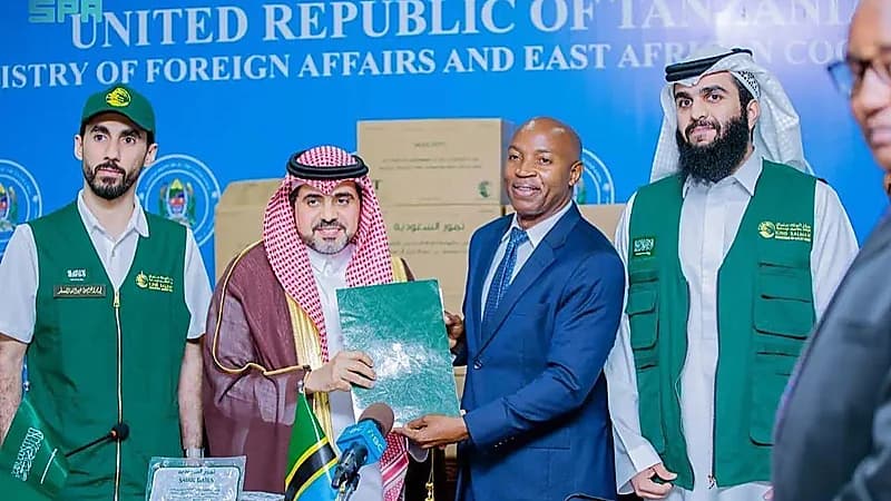 مركز الملك سلمان للإغاثة يسلّم 25 طنًا من التمور هدية لجمهورية تنزانيا