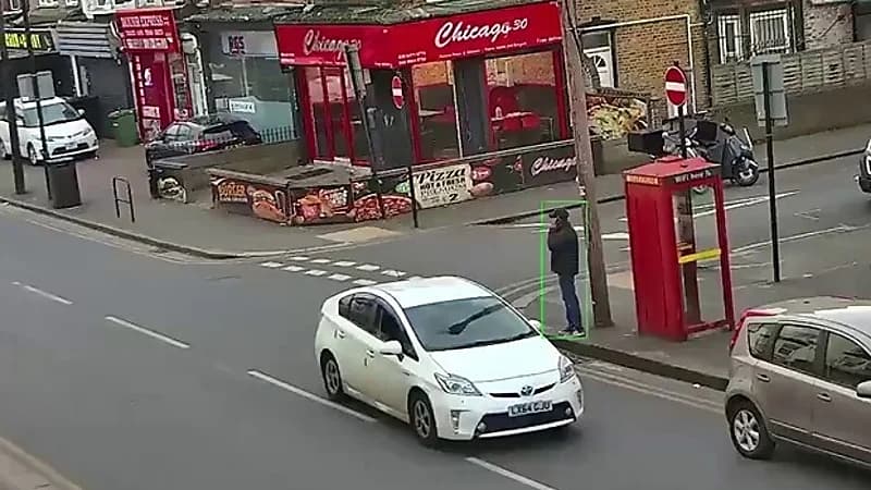 رجل يتعرض للدهس بسبب الهاتف ..فيديو