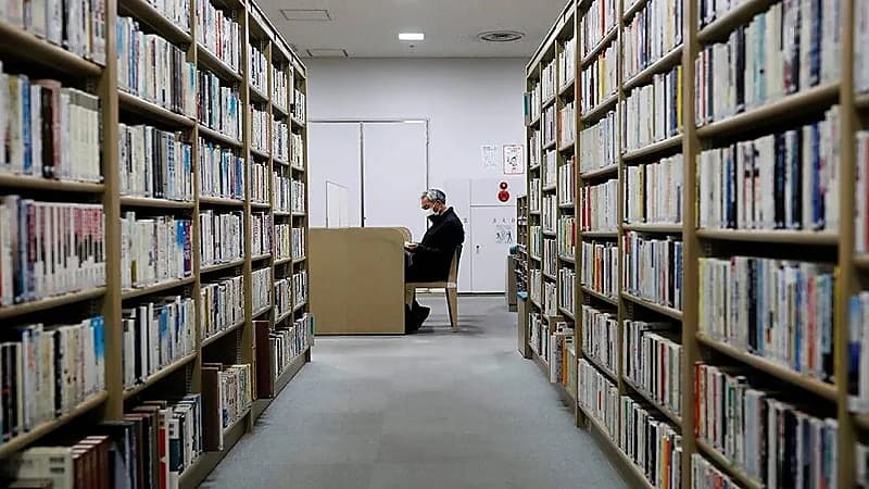 بعد مائة عام سيدة تعيد كتاب استعاره جدها من مكتبة