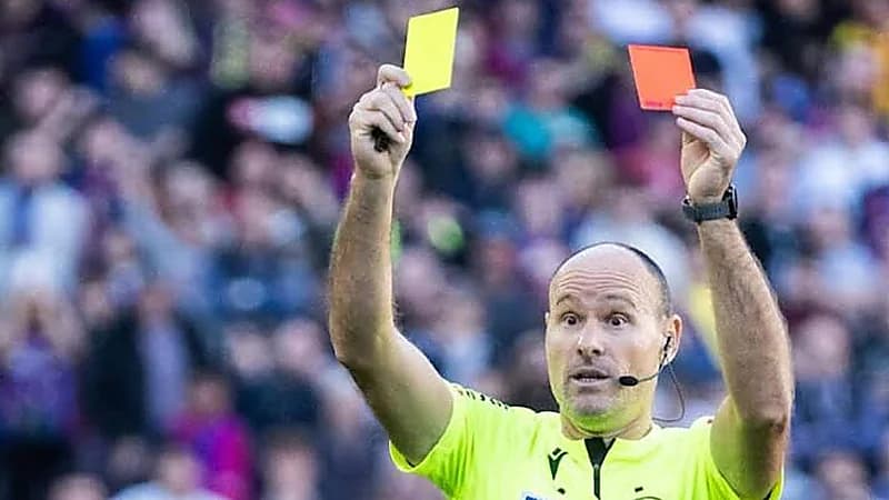 أشهر حكم إسباني يعترف بعد عقد: منعت برشلونة من تحقيق لقب