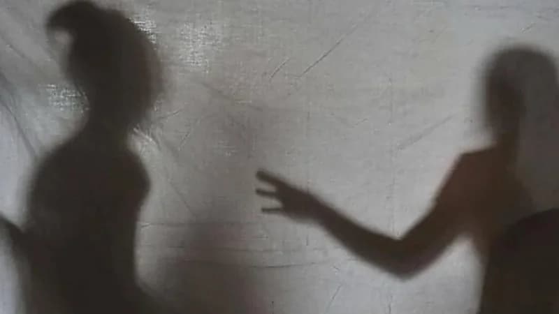 أب يعذب طفليه حتى الموت