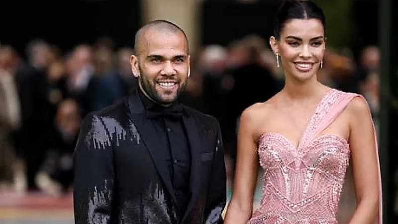 تعليق مثير من زوجة داني ألفيش بعد براءته