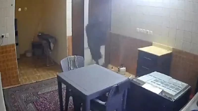 عاملة تنجو من انفجار حدث في المطبخ .. فيديو