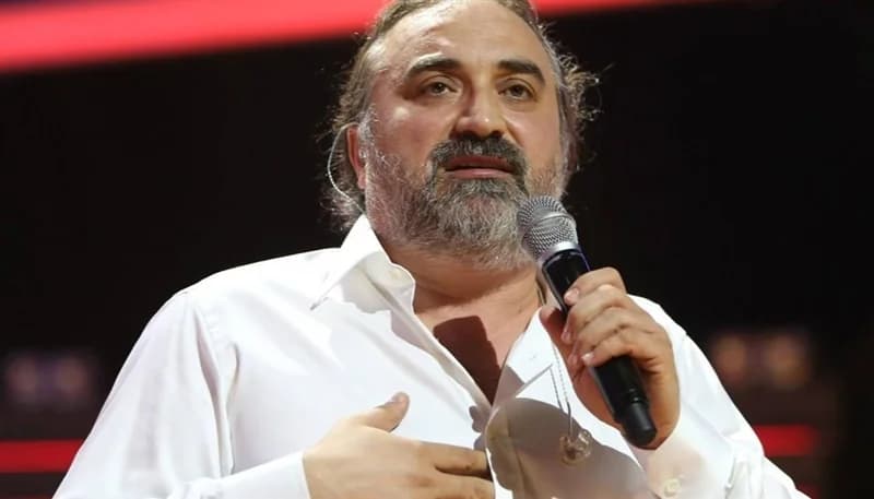 وفاة مفاجئة لفنان تركي على المسرح أثناء إحياء حفل غنائي .. فيديو