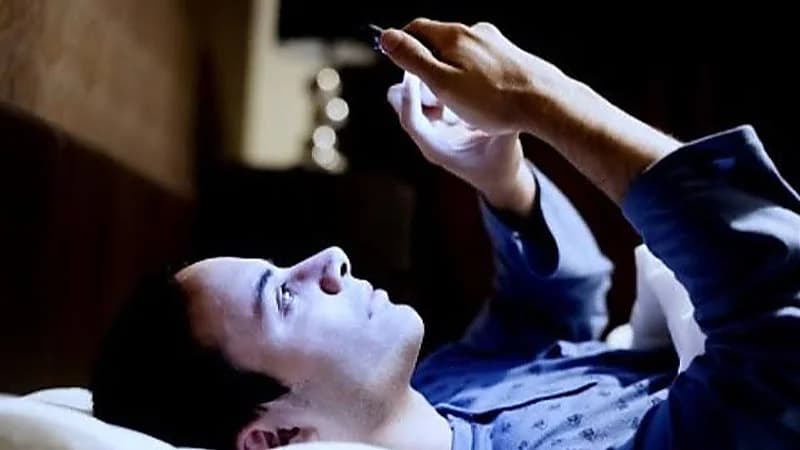 60 دقيقة على الهاتف قبل النوم تزيد الأرق بنسبة 59%