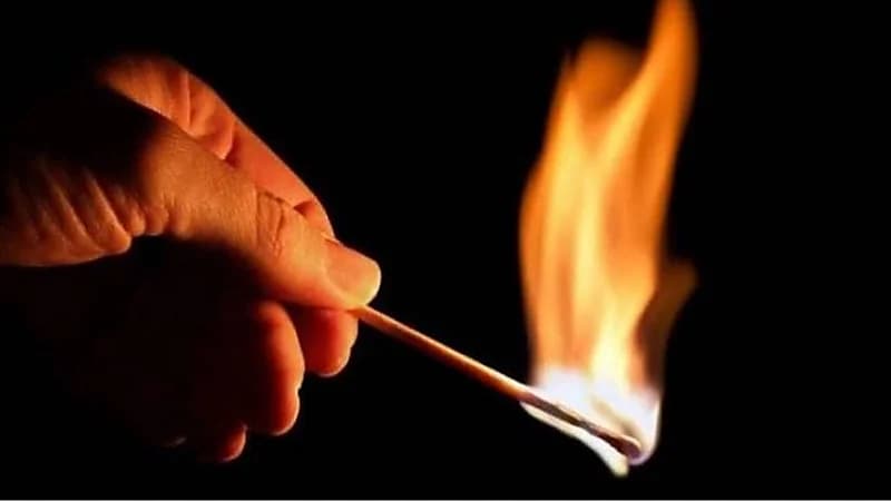 مشهد صادم لشاب يشعل النار في نفسه بعد رفض زواجه من حبيبته .. فيديو