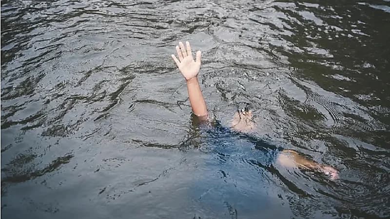 5شباب يلقون بفتاة في المياة بعد فقدانها الوعي