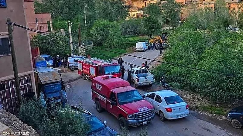 سيدة تضع مولودها وسط السيول بمساعدة ممرض عبر مكالمة فيديو