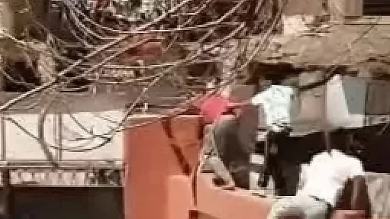 ولي أمر يعتدي على مدرس ويهرب بالقفز من سور مدرسة بمصر.. فيديو