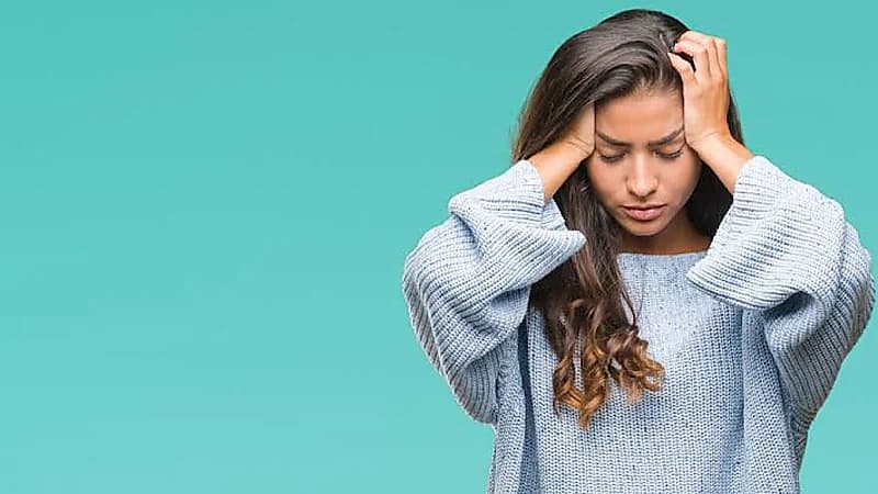 دراسة: ميكروبات الفم السبب وراء الصداع المزمن لدى النساء