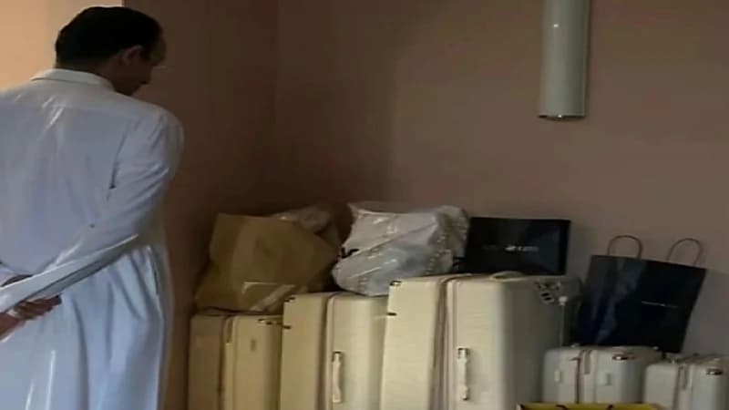 صورة مؤثرة لأب يتأمل حقائب ابنته العروس