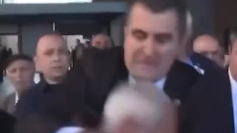 زعيم المعارضة في تركيا يتعرض لصفعة خلال مغادرته المركز..فيديو