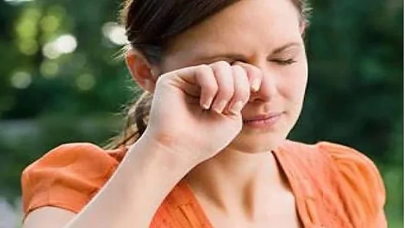 استشاري: اتبع هذه الخطوات فور تعرض العين للغبار ..فيديو