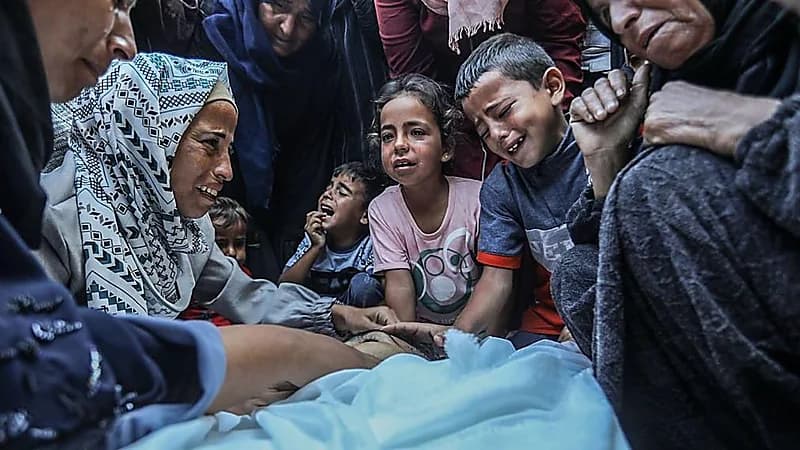 فاجعة طبيبة فلسطينية تلقت نبأ استشهاد أطفالها الـ9