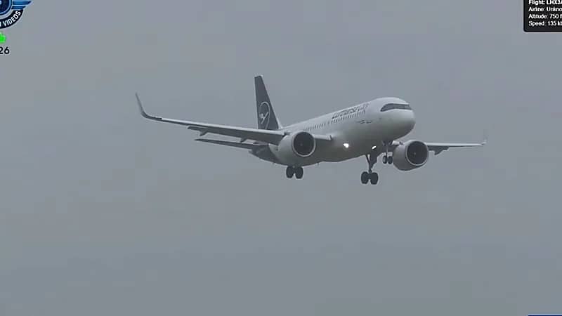 لحظات مرعبة لطائرة تلامس المدرج وتعود للتحليق .. فيديو