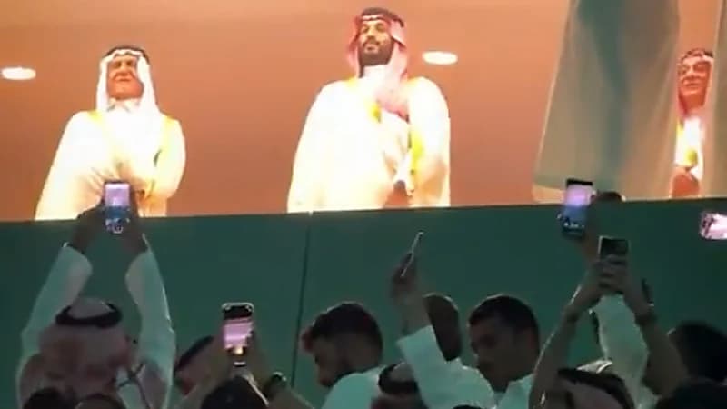 الجماهير تعبر عن حبها واعتزازها لسمو ولي العهد .. فيديو