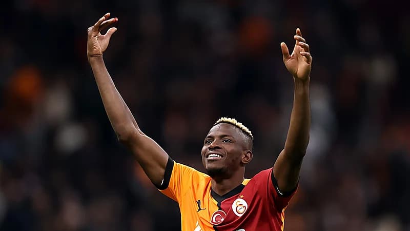 أوسيمين يخطف الأنظار بهدفه الأكروباتي ويتفاعل معه .. صورة