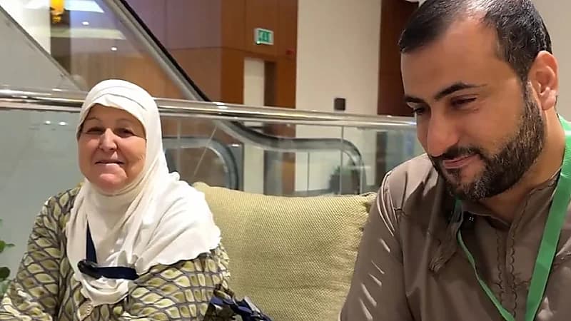 حاج تونسي يلتقي عمته في مكة أثناء رحلة الحج بعد غياب دام 10 سنوات .. فيديو