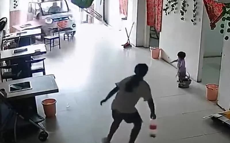 فتاة تتقذ أختها من سيارة محلهما.. فيديو